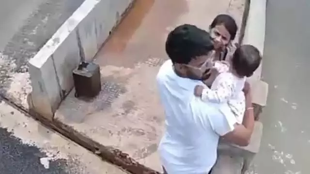 माता-पिता की बच्चे के साथ जोखिम भरी सेल्फी; स्मार्ट CCTV से संभावित हादसा टला माता-पिता की बच्चे के साथ जोखिम भरी सेल्फी; स्मार्ट CCTV से संभावित हादसा टला