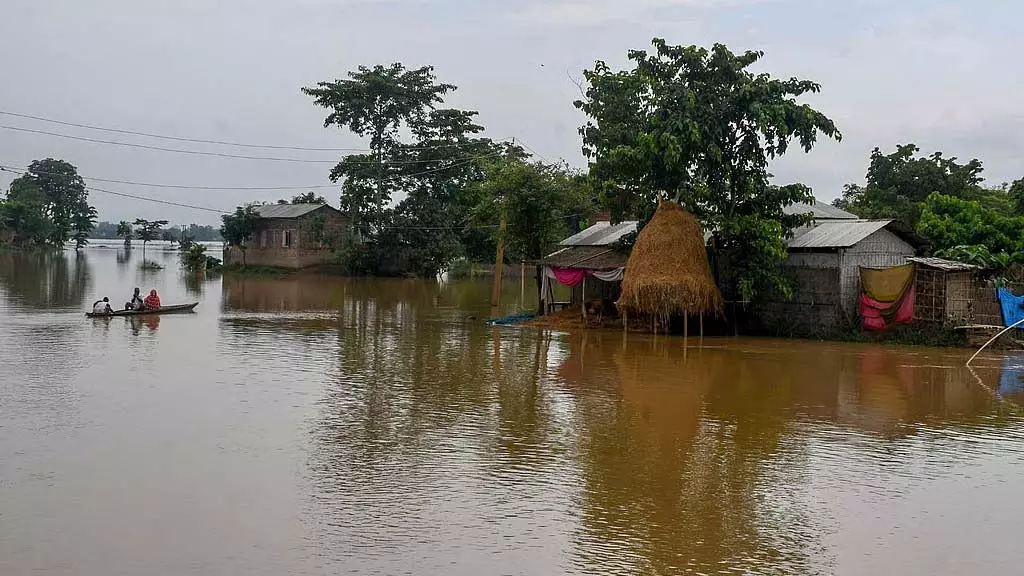 Assam flood : भीषण बाढ़ के कारण 5 लाख से अधिक लोग फंसे, मरने वालों की संख्या 38 हुई Assam flood : भीषण बाढ़ के कारण 5 लाख से अधिक लोग फंसे, मरने वालों की संख्या 38 हुई