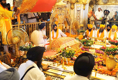 Amritsar: गुरु ग्रंथ साहिब के दर्शन शुरू, संगत में उमड़ा आस्था का सैलाब Amritsar: गुरु ग्रंथ साहिब के दर्शन शुरू, संगत में उमड़ा आस्था का सैलाब
