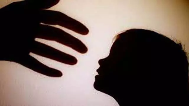 Chikkaballapur : मस्जिद परिसर में 6 साल की बच्ची से बलात्कार, आरोपी गिरफ्तार Chikkaballapur : मस्जिद परिसर में 6 साल की बच्ची से बलात्कार, आरोपी गिरफ्तार