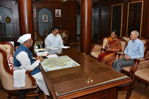 Jaipur: राज्यपाल से मिले राष्ट्रीय मानवाधिकार आयोग के महानिदेशक Jaipur: राज्यपाल से मिले राष्ट्रीय मानवाधिकार आयोग के महानिदेशक