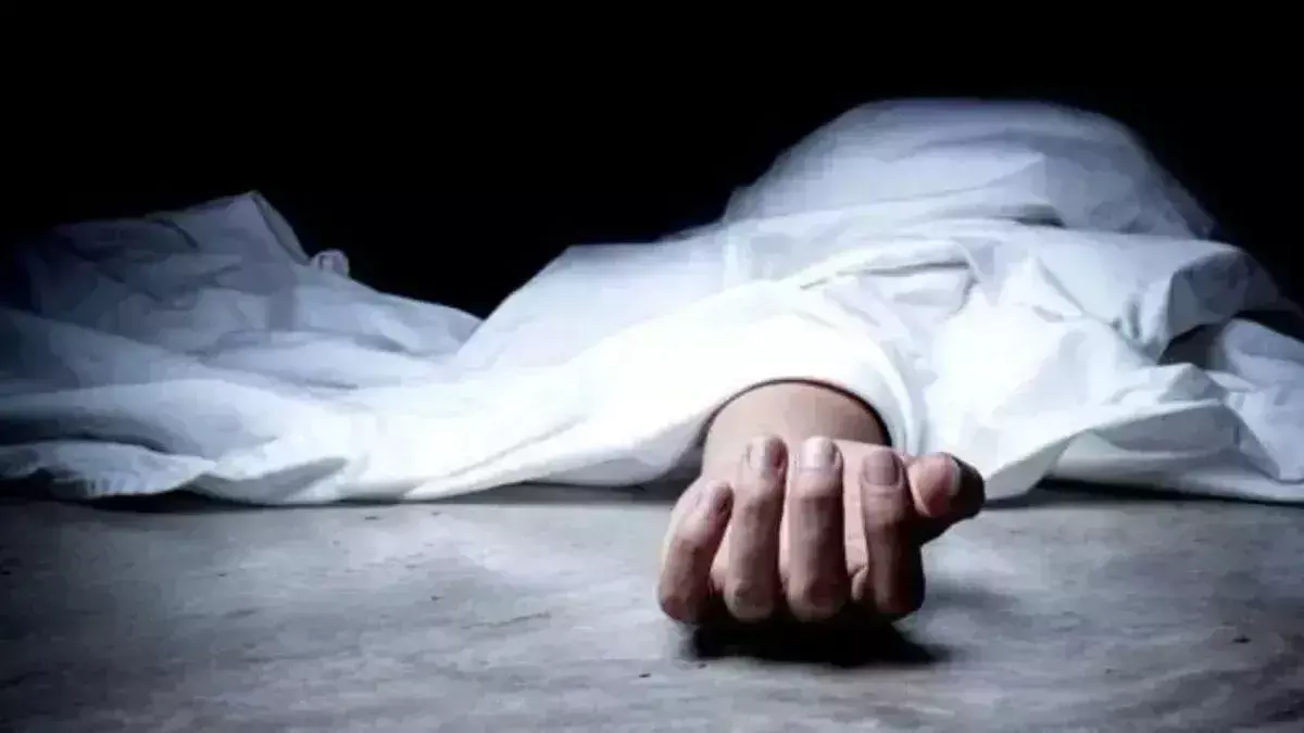Bareilly: रेल ट्रैक पर मिला कांस्टेबल का शव, जांच शुरू Bareilly: रेल ट्रैक पर मिला कांस्टेबल का शव, जांच शुरू