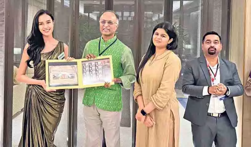 चारमीनार थीम पर आधारित My Stamp मिस वर्ल्ड 2025 ओपल सुचाता चुआंगश्री को प्रस्तुत किया चारमीनार थीम पर आधारित My Stamp मिस वर्ल्ड 2025 ओपल सुचाता चुआंगश्री को प्रस्तुत किया