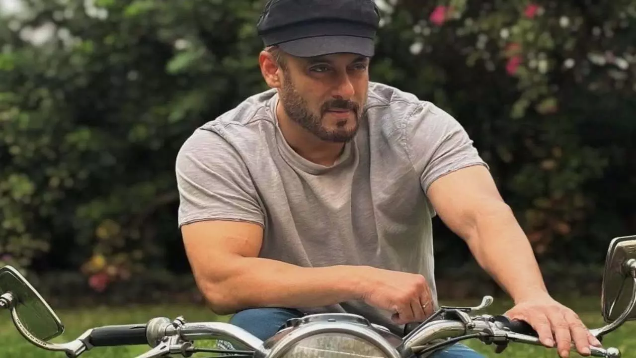 Salman Khan का नया मूंछ लुक: अपूर्व लाखिया के साथ गलवान घाटी फिल्म की तैयारी? Salman Khan का नया मूंछ लुक: अपूर्व लाखिया के साथ गलवान घाटी फिल्म की तैयारी?