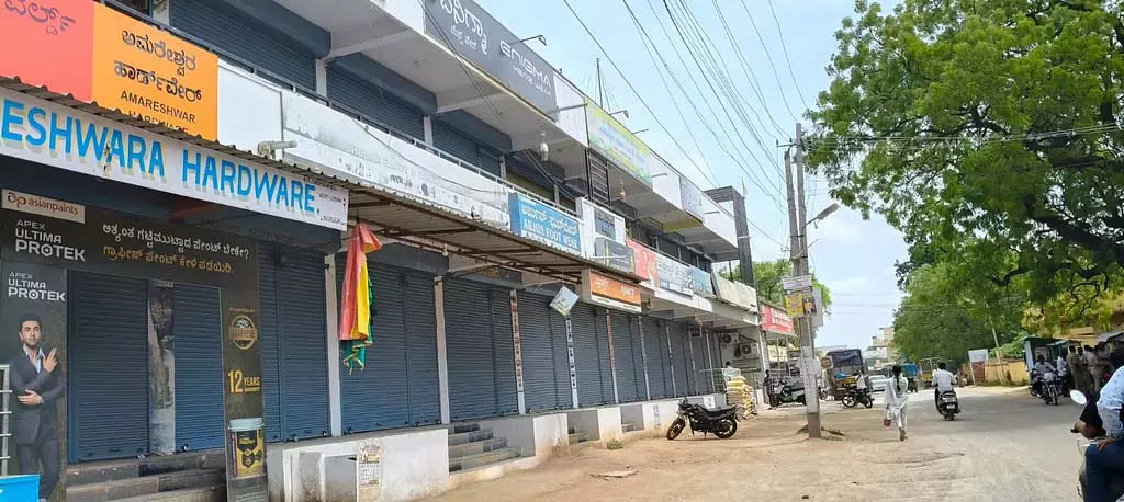 Karnataka : जिला अस्पताल स्थानांतरण के विरोध में लिंगासुगुड़ बंद Karnataka : जिला अस्पताल स्थानांतरण के विरोध में लिंगासुगुड़ बंद