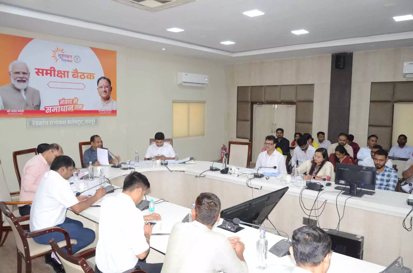 कलेक्टर डॉ गौरव सिंह ने ली राजस्व विभाग की समीक्षा बैठक कलेक्टर डॉ गौरव सिंह ने ली राजस्व विभाग की समीक्षा बैठक