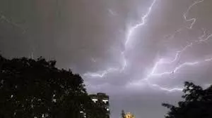 Patna: भीषण आंधी-तूफान ने मचाई तबाही, सात जनों की जान गई Patna: भीषण आंधी-तूफान ने मचाई तबाही, सात जनों की जान गई