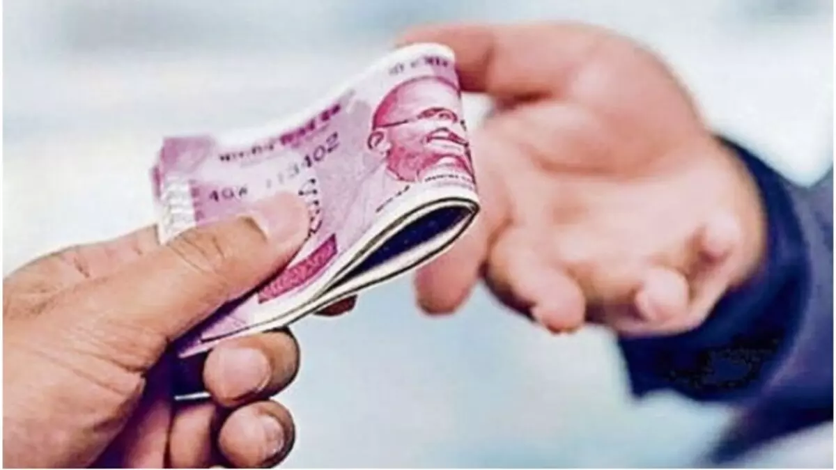 Jodhpur: जोधपुर डिस्कॉम हेल्पर पर रिश्वत का आरोप, 29 हजार के साथ धर दबोचा Jodhpur: जोधपुर डिस्कॉम हेल्पर पर रिश्वत का आरोप, 29 हजार के साथ धर दबोचा