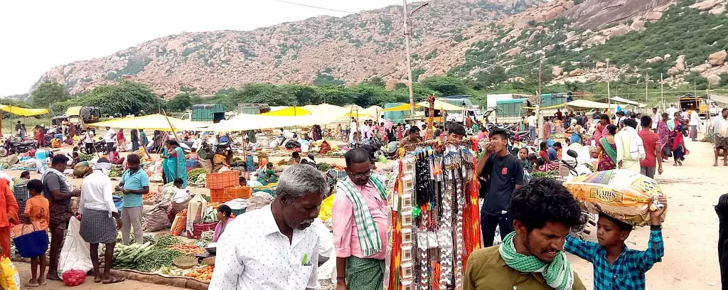 Molakalmuru : एक सप्ताह तक चलने वाला त्योहार जो अराजकता का स्रोत Molakalmuru : एक सप्ताह तक चलने वाला त्योहार जो अराजकता का स्रोत