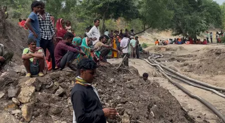 अवैध खदान से 13 दिन बाद निकाले गए तीन मजदूरों के शव, गांव में मची चीख-पुकार अवैध खदान से 13 दिन बाद निकाले गए तीन मजदूरों के शव, गांव में मची चीख-पुकार