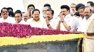 स्टालिन ने एमके को उनकी जयंती पर श्रद्धांजलि अर्पित की स्टालिन ने एमके को उनकी जयंती पर श्रद्धांजलि अर्पित की