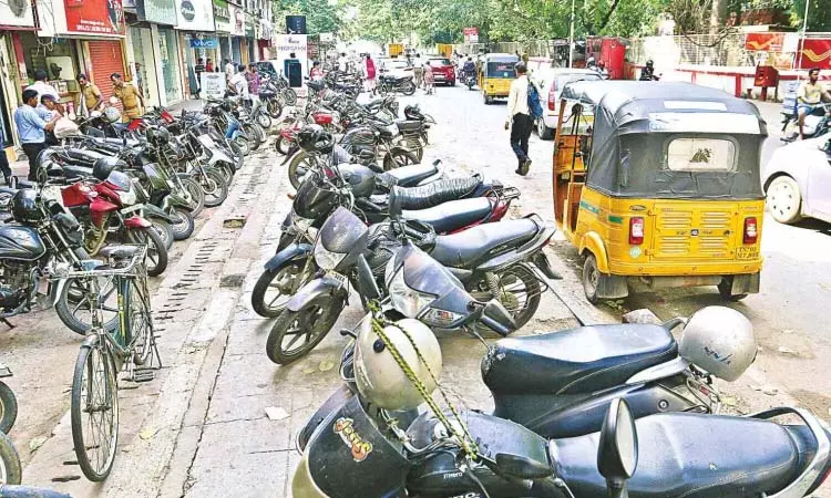 Tamilnadu: चेन्नई प्राइवेट अस्पताल के बाहर सार्वजनिक बस स्टॉप निजी पार्किंग स्थल में तब्दील Tamilnadu: चेन्नई प्राइवेट अस्पताल के बाहर सार्वजनिक बस स्टॉप निजी पार्किंग स्थल में तब्दील