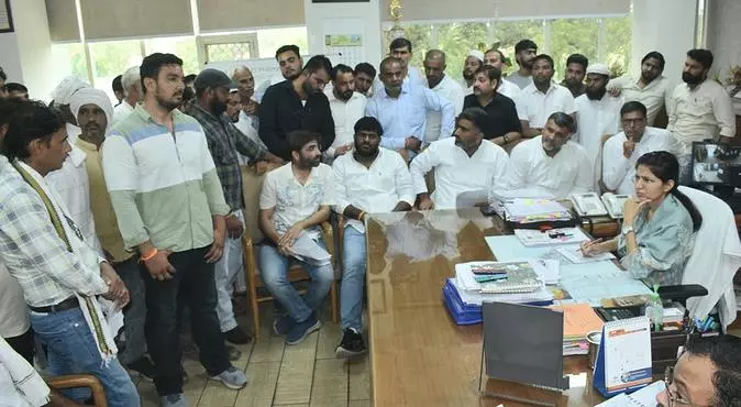 Meerut: बिजली संकट पर विधायक अतुल प्रधान ने ऊर्जा भवन पहुंचकर की मांग Meerut: बिजली संकट पर विधायक अतुल प्रधान ने ऊर्जा भवन पहुंचकर की मांग