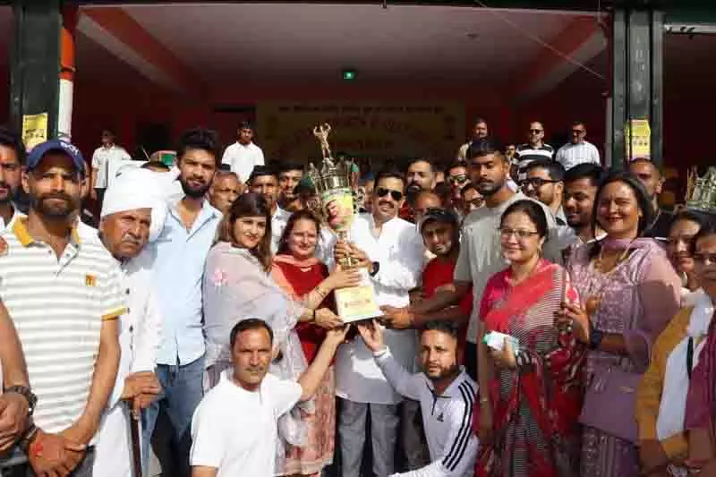 Vikramaditya ने युवाओं से खेलों को अपनाने का आग्रह किया, सिरमौर में परियोजनाओं की घोषणा की Vikramaditya ने युवाओं से खेलों को अपनाने का आग्रह किया, सिरमौर में परियोजनाओं की घोषणा की