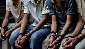 Muzaffarnagar: लाल पत्थर की आड़ में लाखों की ठगी Muzaffarnagar: लाल पत्थर की आड़ में लाखों की ठगी