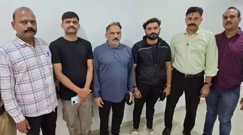 Pune : वैष्णवी हगावने आत्महत्या मामले में राजेंद्र और सुशील हगावने को न्यायिक हिरासत में भेजा गया Pune : वैष्णवी हगावने आत्महत्या मामले में राजेंद्र और सुशील हगावने को न्यायिक हिरासत में भेजा गया