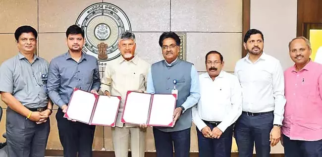 CM की उपस्थिति में शार (ISRO) और RTGS के बीच एक समझौते पर हस्ताक्षर किए गए CM की उपस्थिति में शार (ISRO) और RTGS के बीच एक समझौते पर हस्ताक्षर किए गए