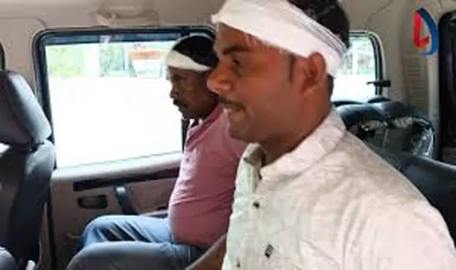 ग्रामीणों ने पुलिस पर बोला हमला, थाना प्रभारी सहित दो पुलिसकर्मी घायल ग्रामीणों ने पुलिस पर बोला हमला, थाना प्रभारी सहित दो पुलिसकर्मी घायल