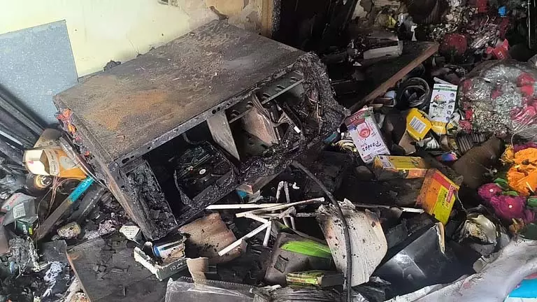 Taleigao में मोबाइल की दुकान में आग लगने से 15 लाख से अधिक का नुकसान होने का अनुमान Taleigao में मोबाइल की दुकान में आग लगने से 15 लाख से अधिक का नुकसान होने का अनुमान