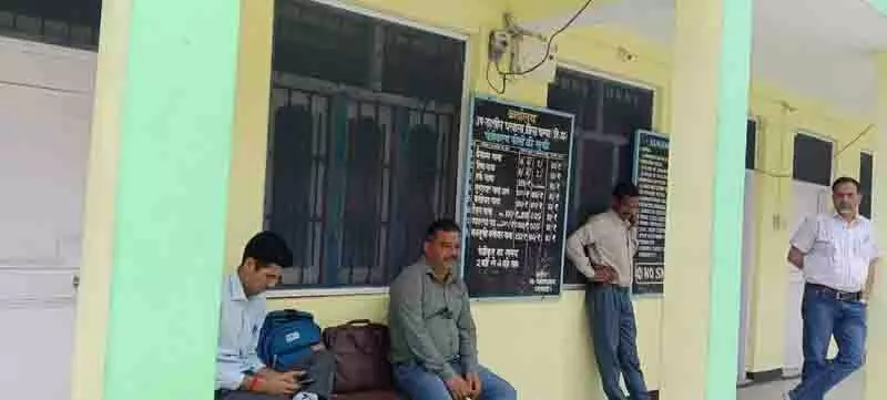 Chamba: किराया न चुकाने पर मकान मालिक ने उप-तहसील कार्यालय पर लगाया ताला Chamba: किराया न चुकाने पर मकान मालिक ने उप-तहसील कार्यालय पर लगाया ताला