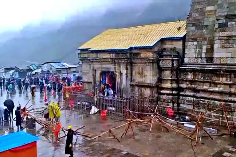 Kedarnath Dham में सीजन की पहली बर्फबारी, भक्तों में खुशी का माहौल Kedarnath Dham में सीजन की पहली बर्फबारी, भक्तों में खुशी का माहौल