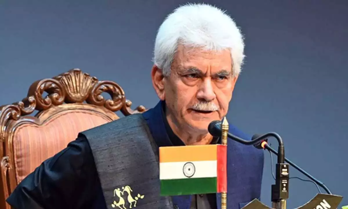 जम्मू-कश्मीर के उपराज्यपाल ने आतंकी संगठनों से संबंध रखने के आरोप में 3 सरकारी कर्मचारियों को बर्खास्त किया जम्मू-कश्मीर के उपराज्यपाल ने आतंकी संगठनों से संबंध रखने के आरोप में 3 सरकारी कर्मचारियों को बर्खास्त किया