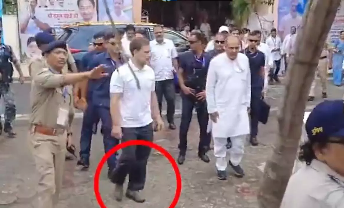 राहुल गांधी ने जूते पहनकर इंदिरा गांधी को दी पुष्पांजलि, देखें VIDEO... राहुल गांधी ने जूते पहनकर इंदिरा गांधी को दी पुष्पांजलि, देखें VIDEO...