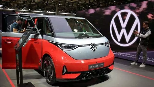 Volkswagen छंटनी योजना आगे बढ़ी: 35,000 नौकरियों में कटौती के लिए 20,000 कर्मचारी समय से पहले बाहर निकलने पर सहमत Volkswagen छंटनी योजना आगे बढ़ी: 35,000 नौकरियों में कटौती के लिए 20,000 कर्मचारी समय से पहले बाहर निकलने पर सहमत