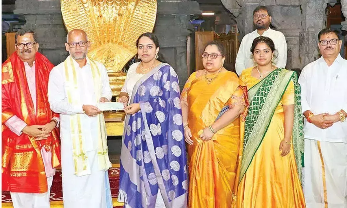 Andhra: टीटीडी को 10 लाख रुपये दान Andhra: टीटीडी को 10 लाख रुपये दान