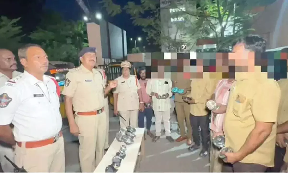 Andhra: 35 वाहनों से प्रतिबंधित हॉर्न हटाए गए Andhra: 35 वाहनों से प्रतिबंधित हॉर्न हटाए गए
