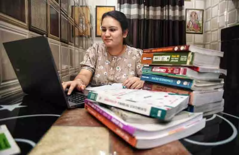 डिजिटल युग में छात्र ट्यूशन की बजाय YouTube को प्राथमिकता दे रहे डिजिटल युग में छात्र ट्यूशन की बजाय YouTube को प्राथमिकता दे रहे