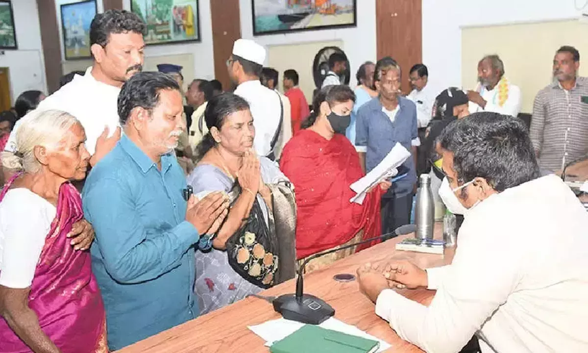 Andhra: याचिकाओं का शीघ्र निपटान सुनिश्चित करना Andhra: याचिकाओं का शीघ्र निपटान सुनिश्चित करना
