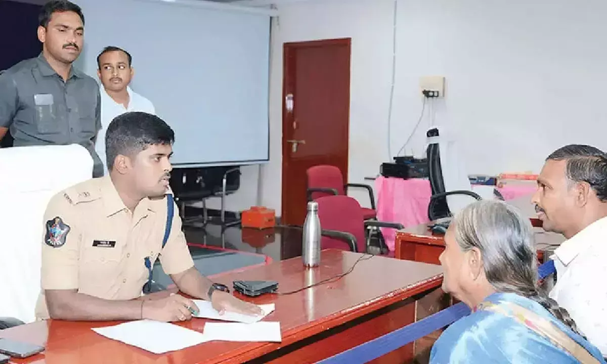 Andhra: एसपी ने जनता की शिकायतों के कानूनी समाधान का आग्रह किया Andhra: एसपी ने जनता की शिकायतों के कानूनी समाधान का आग्रह किया