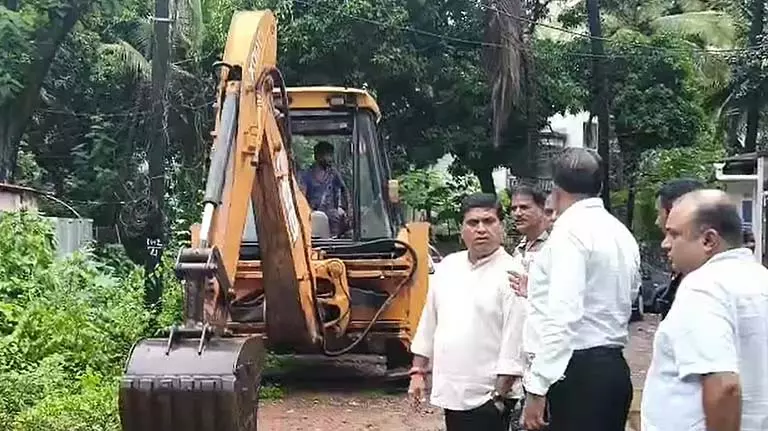 Vasco विधायक कृष्ण साल्कर ने बैना में मानसून पूर्व नाले की सफाई का समर्थन किया Vasco विधायक कृष्ण साल्कर ने बैना में मानसून पूर्व नाले की सफाई का समर्थन किया