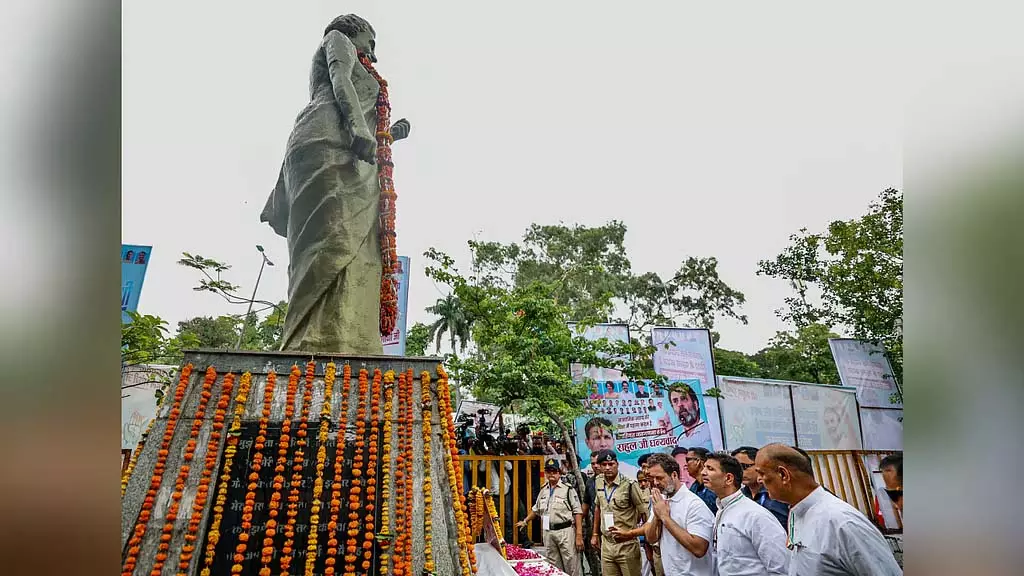 Bhopal : राहुल ने जूते पहनकर इंदिरा गांधी की प्रतिमा पर पुष्पांजलि अर्पित की Bhopal : राहुल ने जूते पहनकर इंदिरा गांधी की प्रतिमा पर पुष्पांजलि अर्पित की
