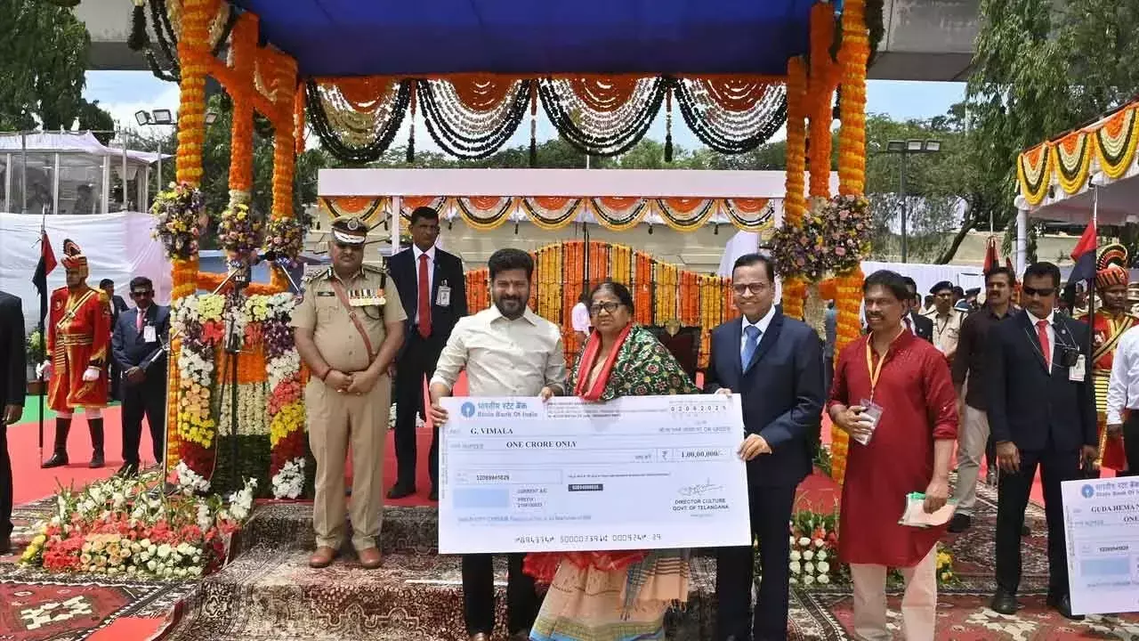 2047 तक तेलंगाना 3 ट्रिलियन डॉलर की अर्थव्यवस्था बन जाएगा: रेवंत 2047 तक तेलंगाना 3 ट्रिलियन डॉलर की अर्थव्यवस्था बन जाएगा: रेवंत