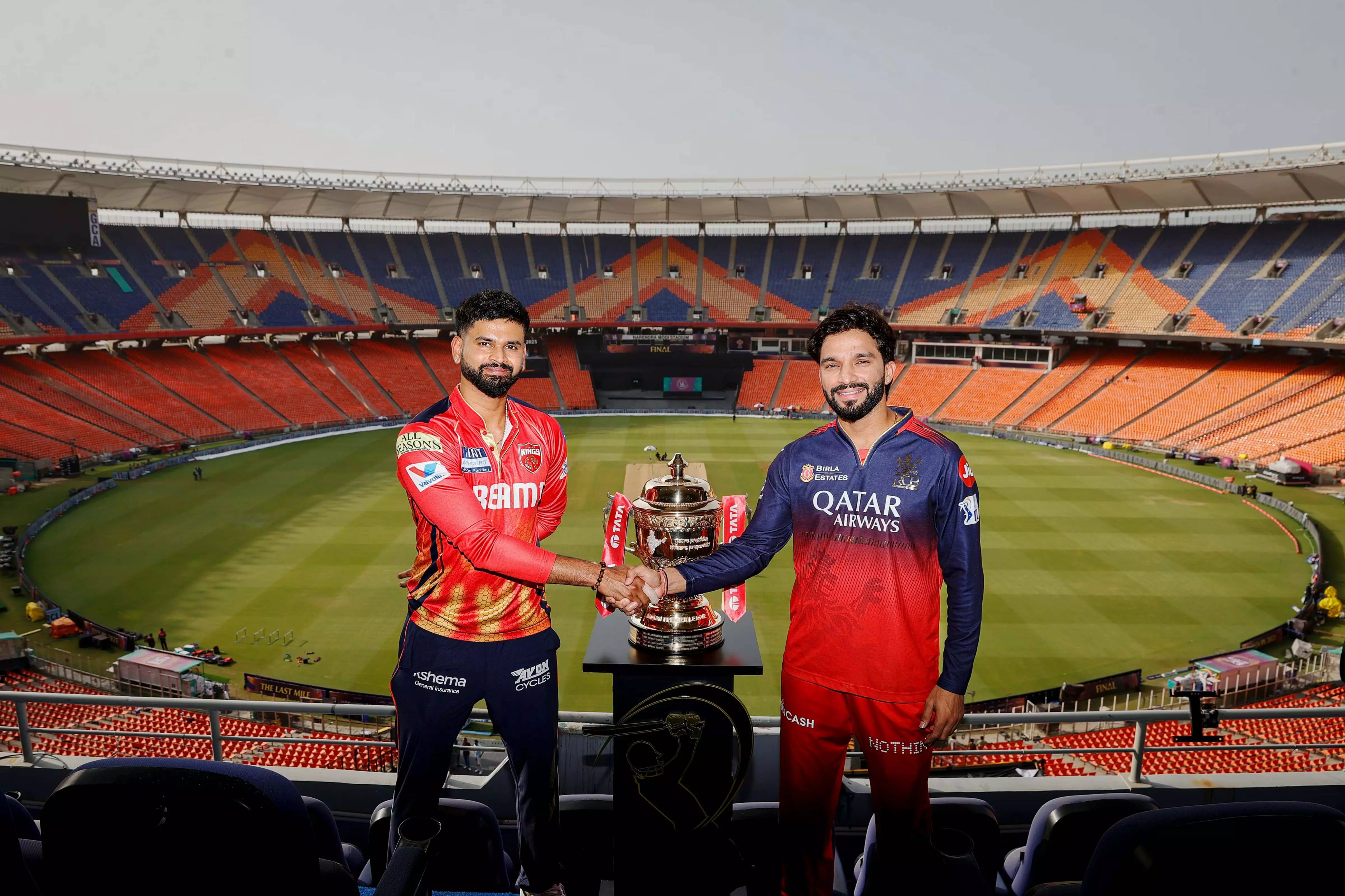 IPL 2025 फाइनल, आरसीबी बनाम पीबीकेएस; कट-ऑफ समय, ओवर कटौती और अन्य खेल की शर्तें बताई गईं IPL 2025 फाइनल, आरसीबी बनाम पीबीकेएस; कट-ऑफ समय, ओवर कटौती और अन्य खेल की शर्तें बताई गईं