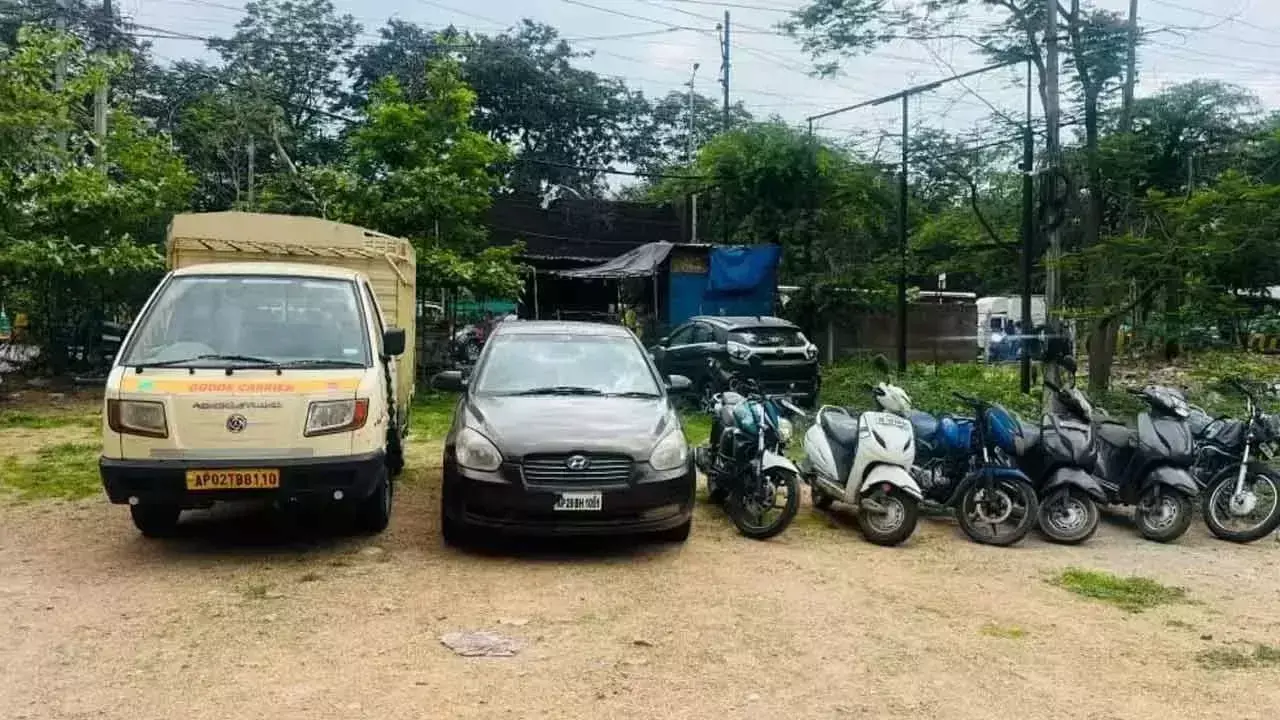 Telangana: 2 कुख्यात वाहन चोर गिरफ्तार, 25 लाख रुपये मूल्य के वाहन बरामद Telangana: 2 कुख्यात वाहन चोर गिरफ्तार, 25 लाख रुपये मूल्य के वाहन बरामद