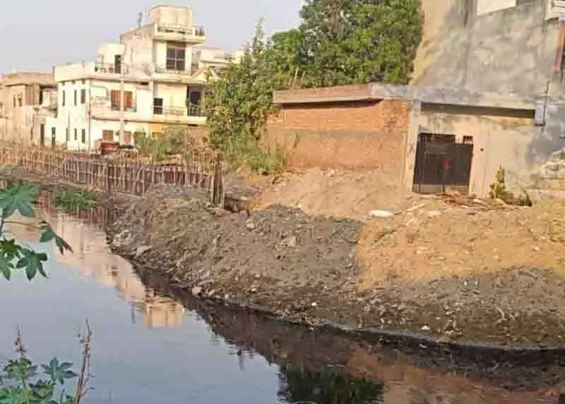 Buddha नाले पर कंक्रीट की दीवार, चार को नोटिस, निरीक्षण हुआ Buddha नाले पर कंक्रीट की दीवार, चार को नोटिस, निरीक्षण हुआ