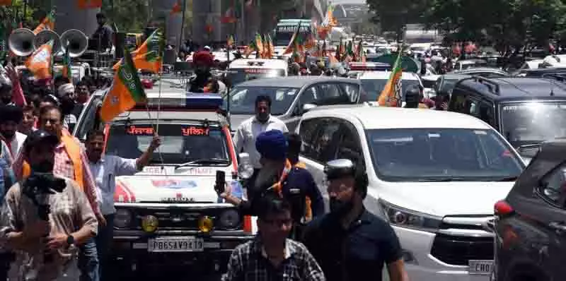 BJP प्रत्याशी के पर्चा दाखिल करने जाते समय यातायात व्यवस्था चरमरा गई BJP प्रत्याशी के पर्चा दाखिल करने जाते समय यातायात व्यवस्था चरमरा गई