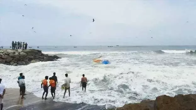 Kannur में समुद्र में लापता युवक का शव मिला, दूसरे की तलाश जारी Kannur में समुद्र में लापता युवक का शव मिला, दूसरे की तलाश जारी