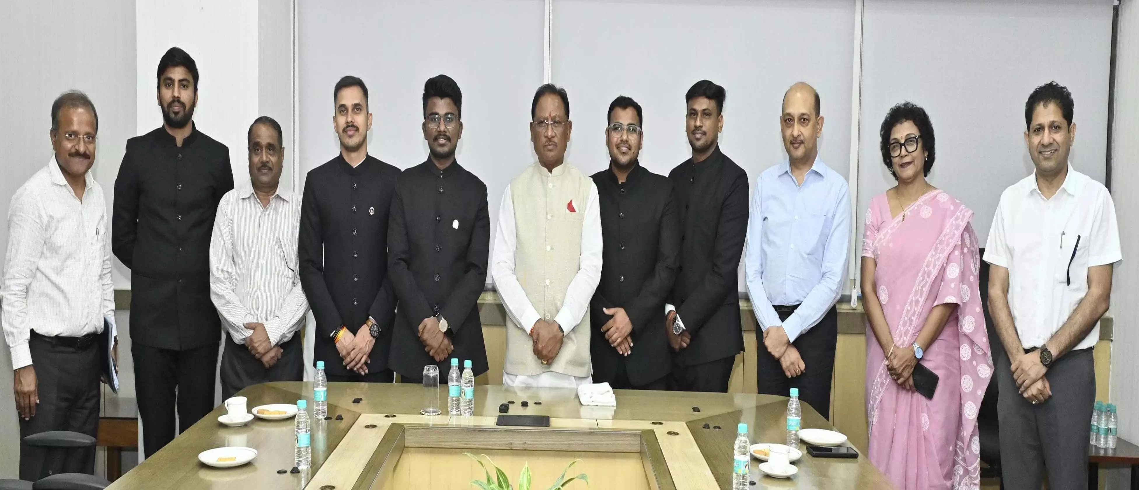 CM साय से IAS 2024 बैच के प्रशिक्षु अधिकारियों ने की सौजन्य भेंट CM साय से IAS 2024 बैच के प्रशिक्षु अधिकारियों ने की सौजन्य भेंट