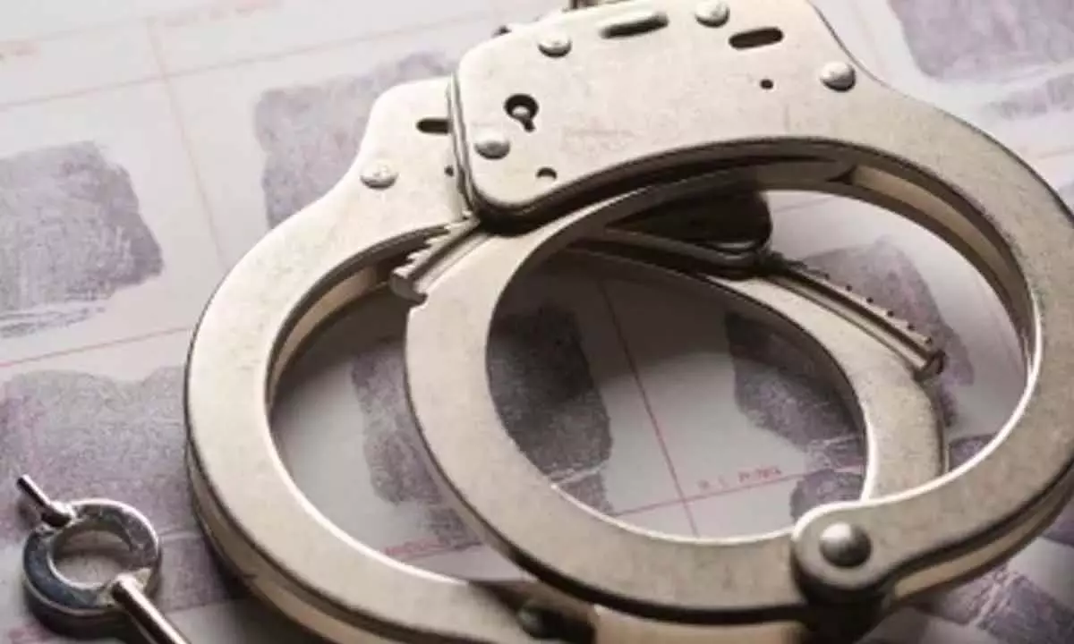 पटना के होटल में छापेमारी, अवैध शराब पार्टी का भंडाफोड़; 15 हिरासत में पटना के होटल में छापेमारी, अवैध शराब पार्टी का भंडाफोड़; 15 हिरासत में