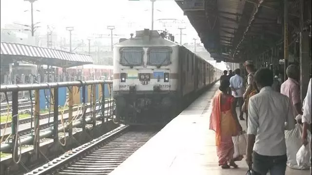 Odisha: पूर्वी तटीय रेलवे ने गर्मियों की मांग को पूरा करने के लिए 32 ट्रेनों में कोच जोड़े Odisha: पूर्वी तटीय रेलवे ने गर्मियों की मांग को पूरा करने के लिए 32 ट्रेनों में कोच जोड़े