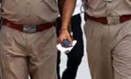 पुलिस अधिकारी पर सरेआम टूट पड़े लड़के, वर्दी फाड़ने के आरोप में तीन गिरफ्तार