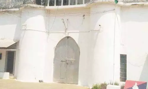 जेल की दीवार फांदकर बंदी फरार