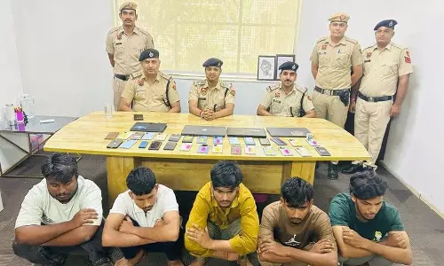 Gurugram पुलिस ने बिहार से जुड़े फर्जी कॉल सेंटर पर छापा मारा, 5 गिरफ्तार Gurugram पुलिस ने बिहार से जुड़े फर्जी कॉल सेंटर पर छापा मारा, 5 गिरफ्तार