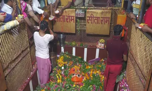 Prayagraj: ज्येष्ठ माह के चौथे मंगलवार को लेटे हनुमान मंदिर में भक्तों ने पूजा-अर्चना की Prayagraj: ज्येष्ठ माह के चौथे मंगलवार को लेटे हनुमान मंदिर में भक्तों ने पूजा-अर्चना की
