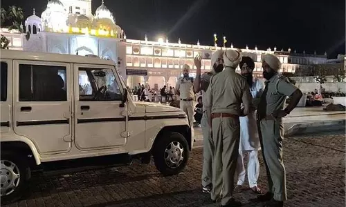 Amritsar: सचखंड श्री दरबार साहिब के बाहर बड़ी घटना,हड़कंप Amritsar: सचखंड श्री दरबार साहिब के बाहर बड़ी घटना,हड़कंप