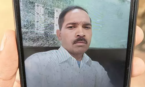 Indore: मज़दूर ने बकाया वेतन न मिलने पर 40 वर्षीय ठेकेदार की ईंट से हत्या कर दी Indore: मज़दूर ने बकाया वेतन न मिलने पर 40 वर्षीय ठेकेदार की ईंट से हत्या कर दी